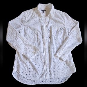 Gap, boyfriend fit white embroidered‎ shirt, size L